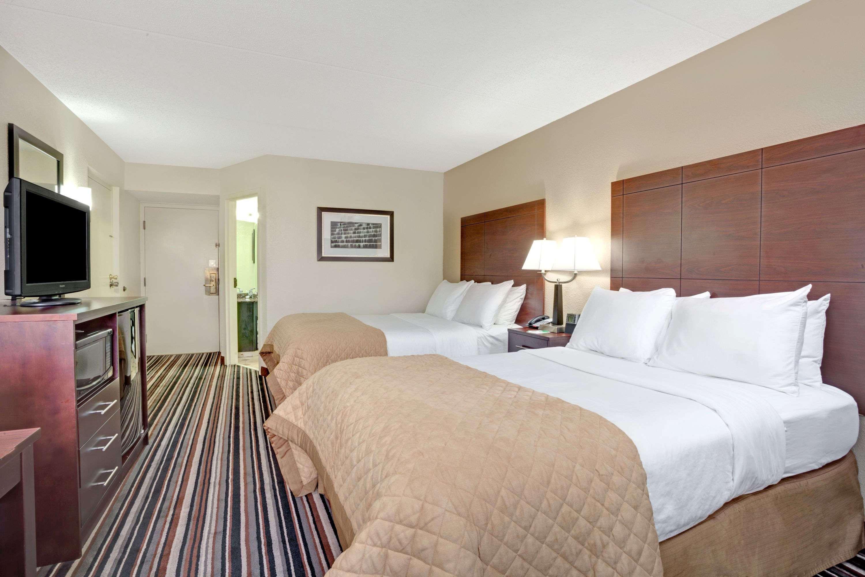 Hotel Wyndham Garden Airport Southeast 3*